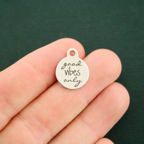 Good Vibes Only Petites breloques rondes en acier inoxydable - BFS002-2415