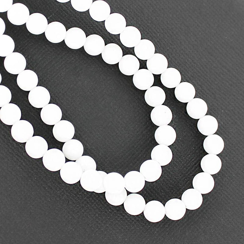 Perles rondes de jade de Malaisie 6mm - Blanc - 1 rang 64 perles - BD136