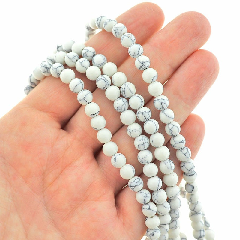 Perles Imitation Howlite Rondes 6mm - Blanc avec Marbre Gris - 1 Rang 67 Perles - BD1952